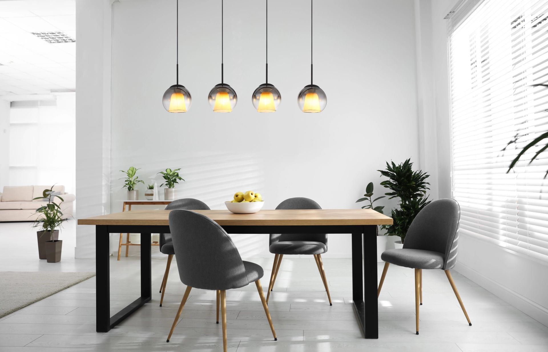 globo-hanglamp-barry-zwart-glas-groteeettafellamp-e27-15749-4h-3