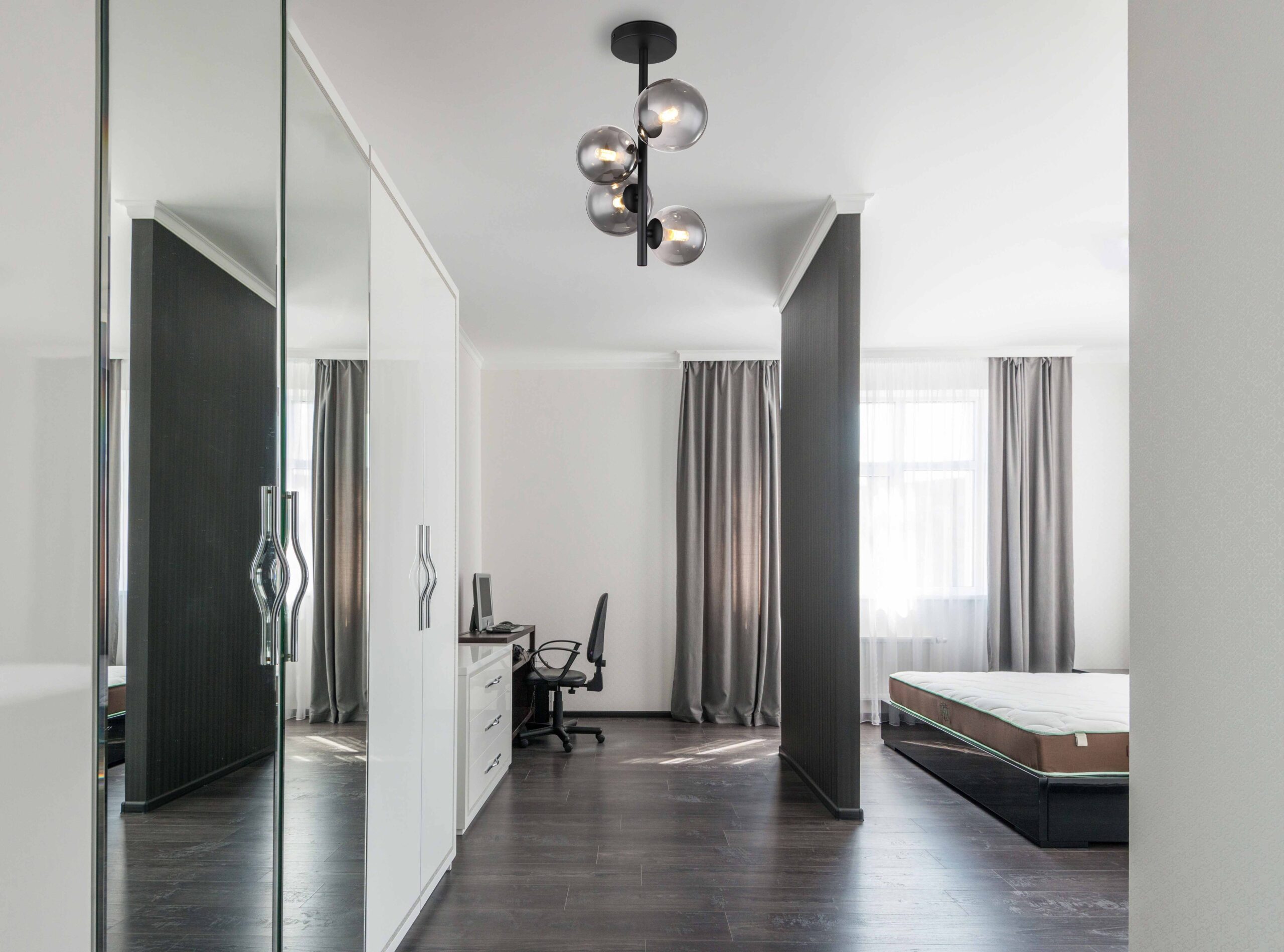 globo-plafonniere-riha-zwart-glasmetaalsmokeglas-kleurglas-lamp-g9-56133-4d-2